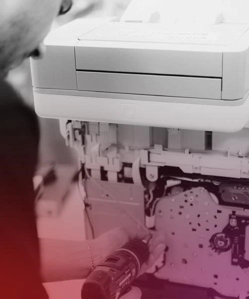 Tecnico Makhytec ripara una stampante con l'avvitatore